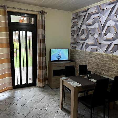 Mediterán Fedett Medencés Apartmanház Szántód Exterior foto