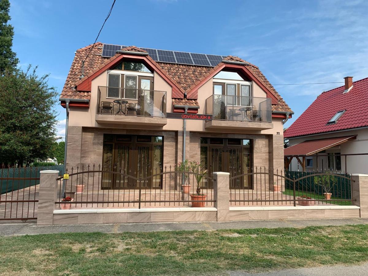 Mediterán Fedett Medencés Apartmanház Szántód Exterior foto