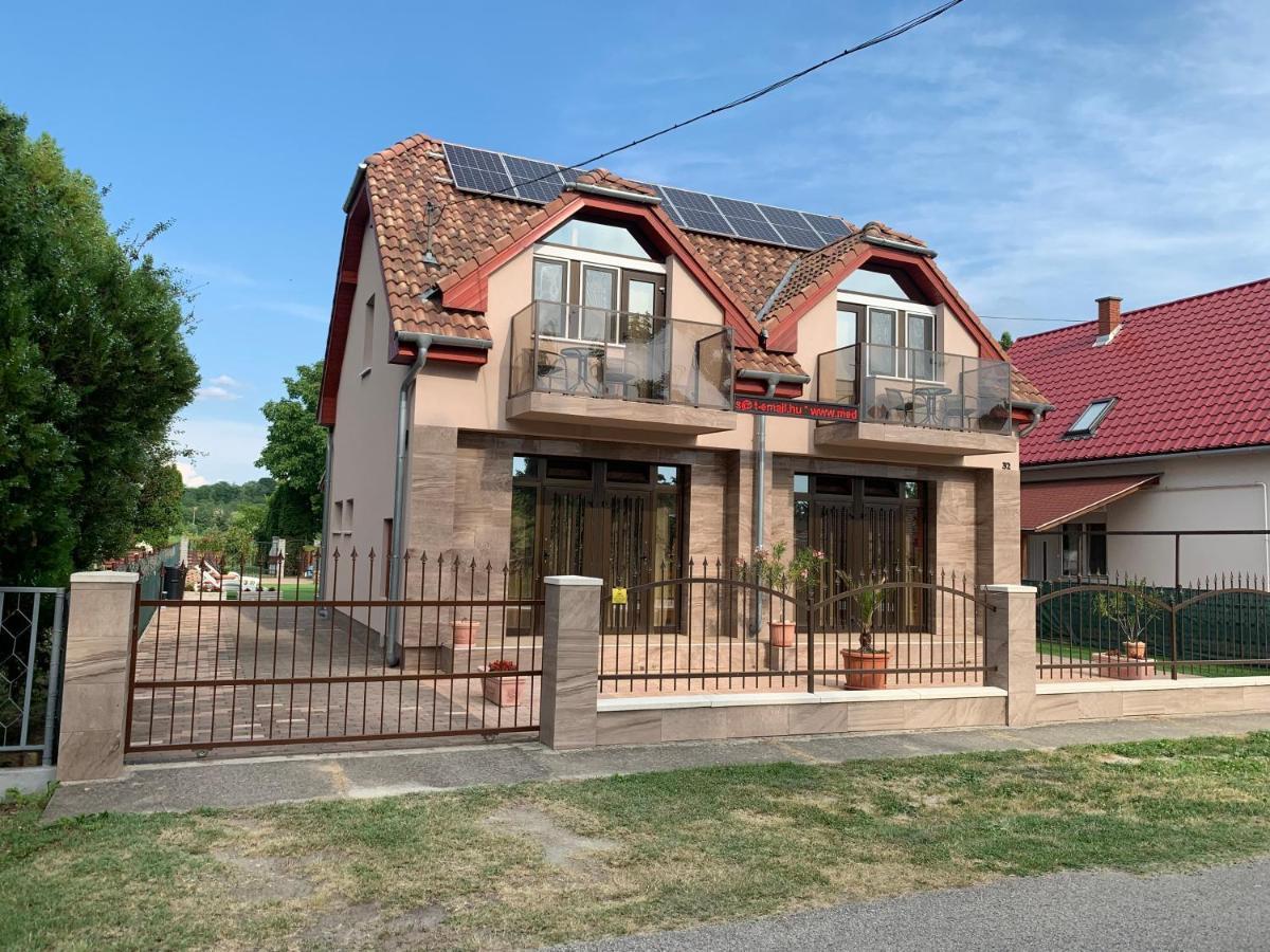 Mediterán Fedett Medencés Apartmanház Szántód Exterior foto