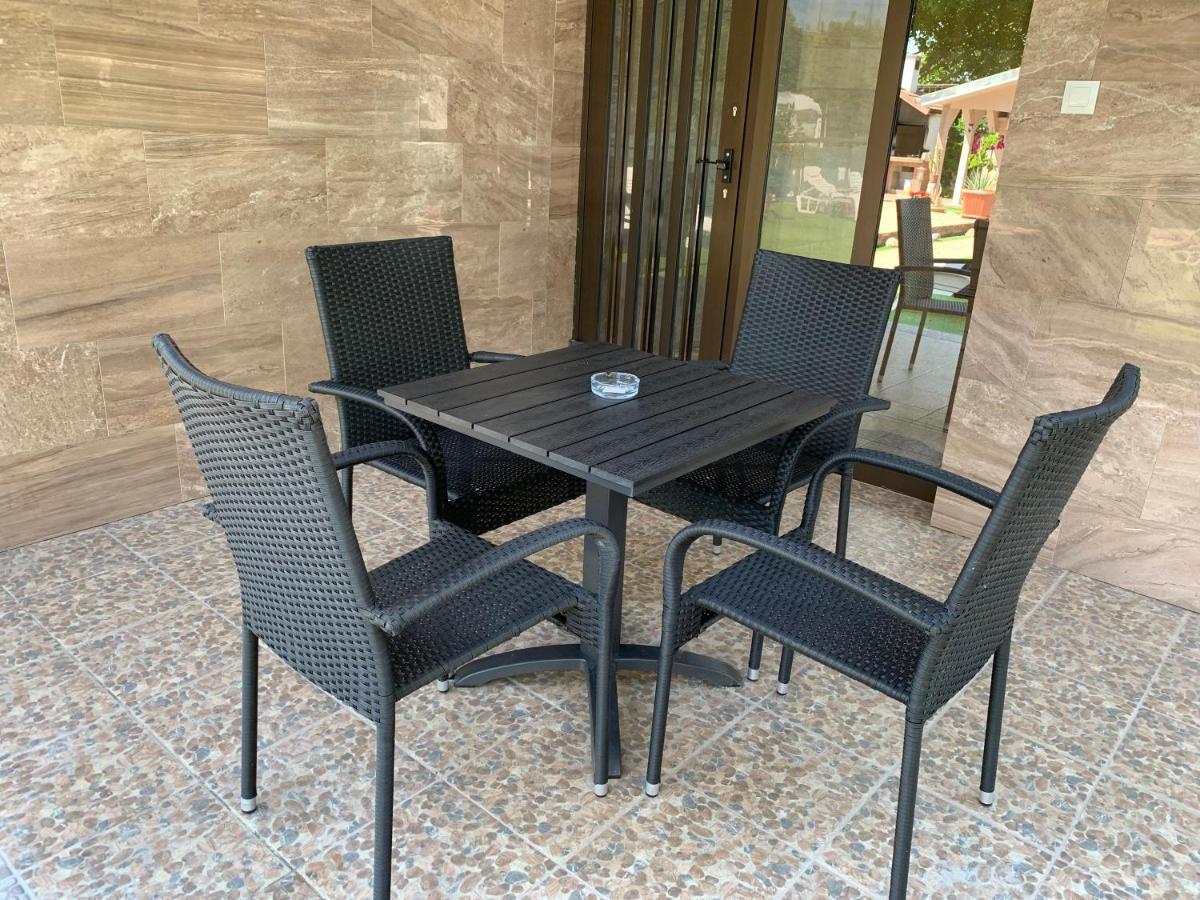 Mediterán Fedett Medencés Apartmanház Szántód Exterior foto