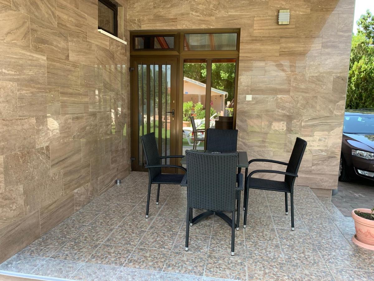Mediterán Fedett Medencés Apartmanház Szántód Exterior foto
