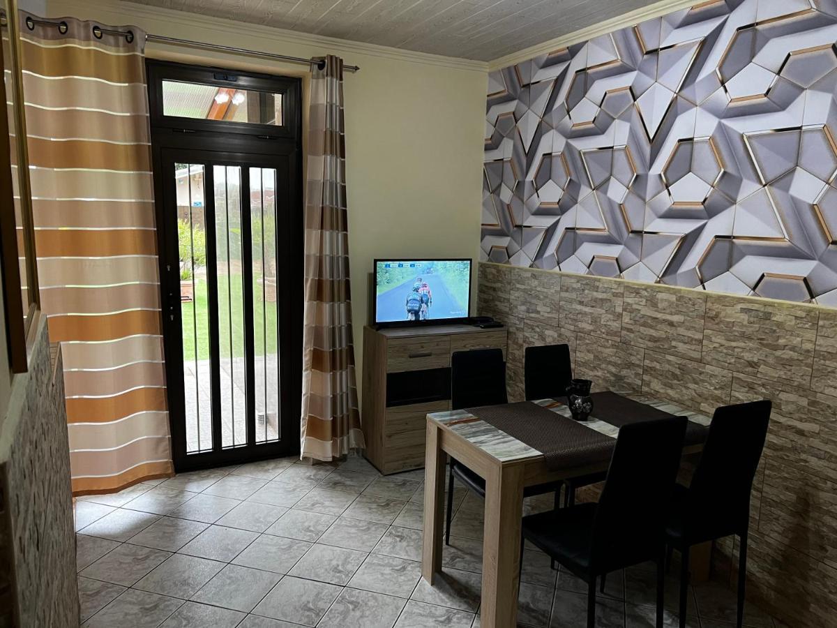 Mediterán Fedett Medencés Apartmanház Szántód Exterior foto