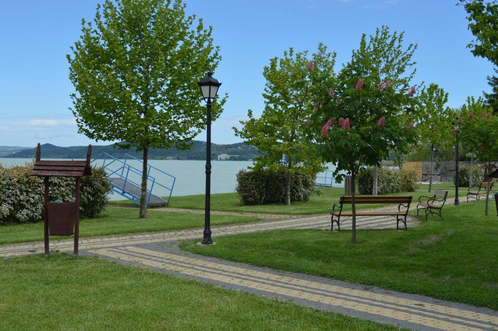 Mediterán Fedett Medencés Apartmanház Szántód Exterior foto