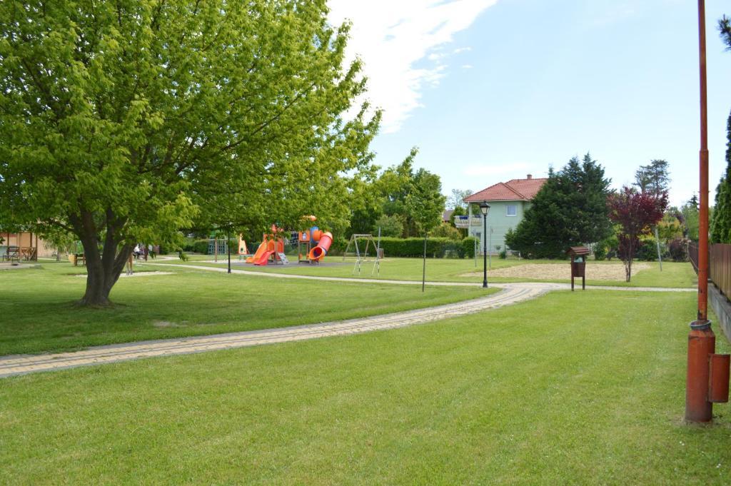 Mediterán Fedett Medencés Apartmanház Szántód Exterior foto