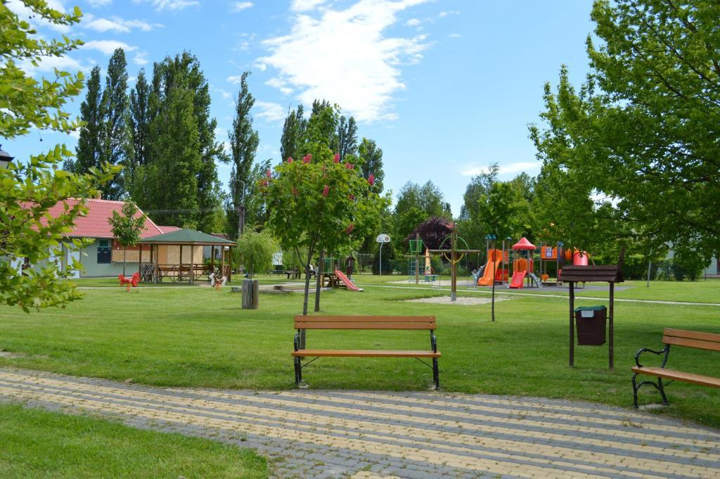 Mediterán Fedett Medencés Apartmanház Szántód Exterior foto