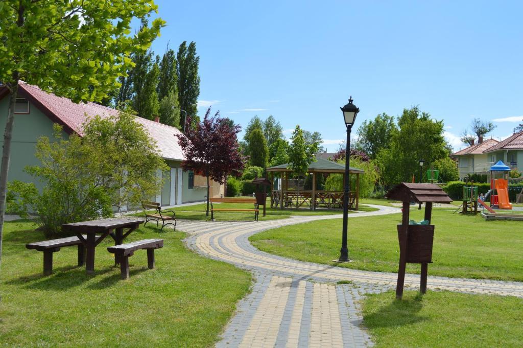 Mediterán Fedett Medencés Apartmanház Szántód Exterior foto