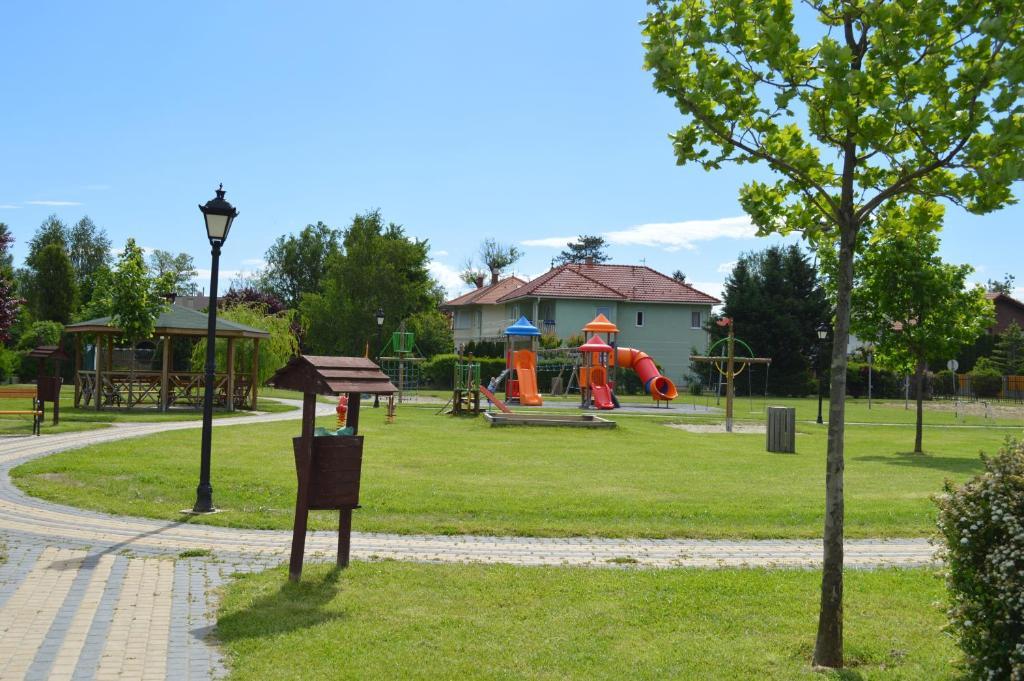 Mediterán Fedett Medencés Apartmanház Szántód Exterior foto
