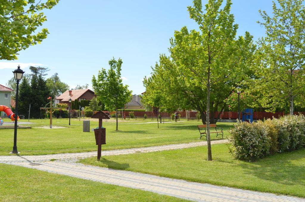 Mediterán Fedett Medencés Apartmanház Szántód Exterior foto