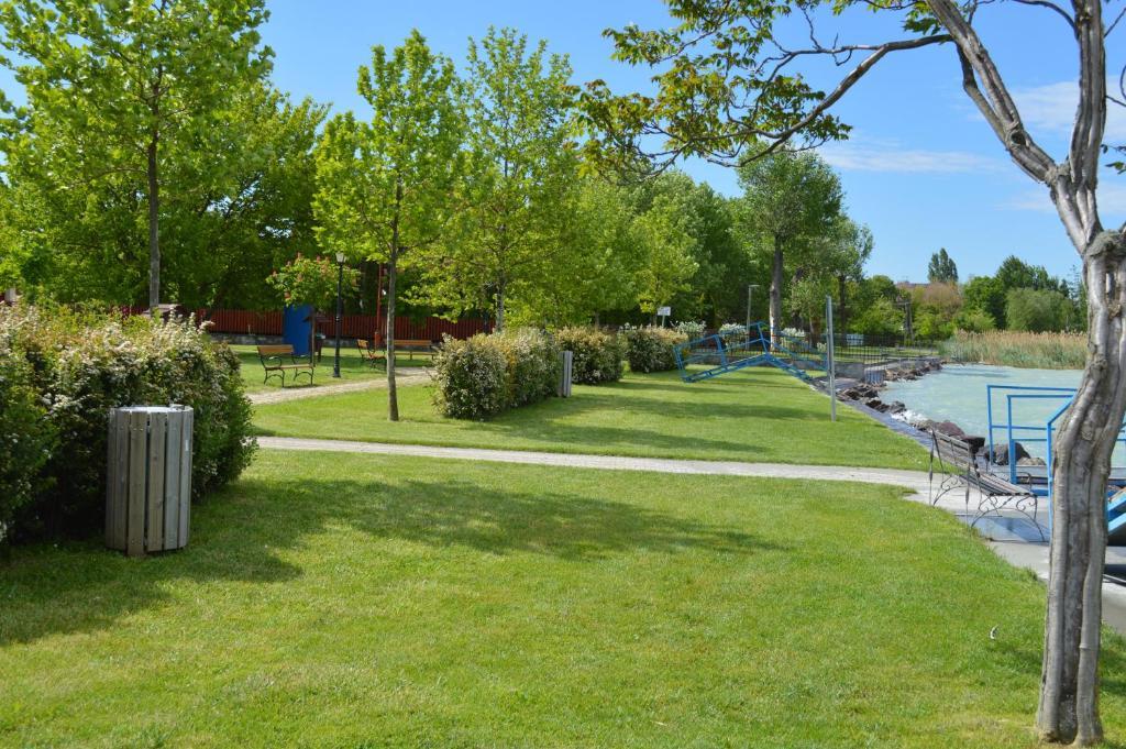 Mediterán Fedett Medencés Apartmanház Szántód Exterior foto