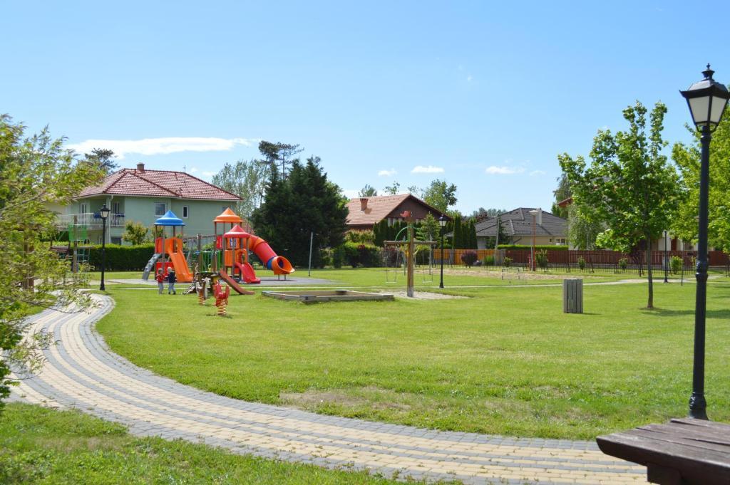 Mediterán Fedett Medencés Apartmanház Szántód Exterior foto