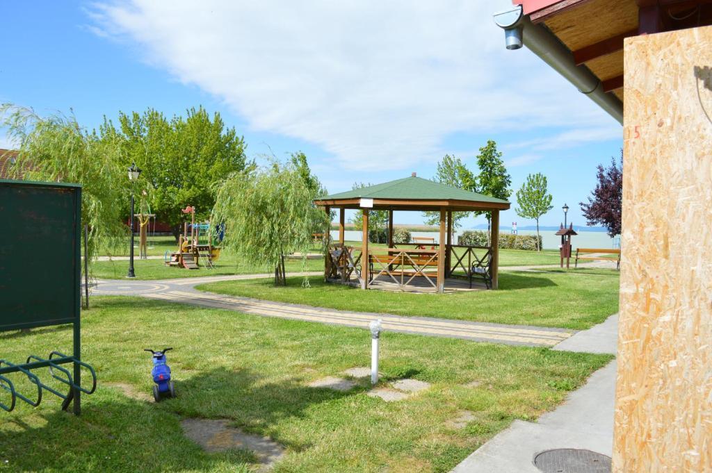 Mediterán Fedett Medencés Apartmanház Szántód Exterior foto